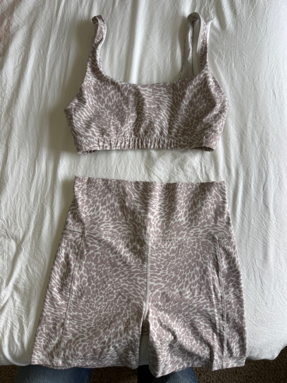 Vuori Salt Blurred Torrant set- studio pocket short / daily bra